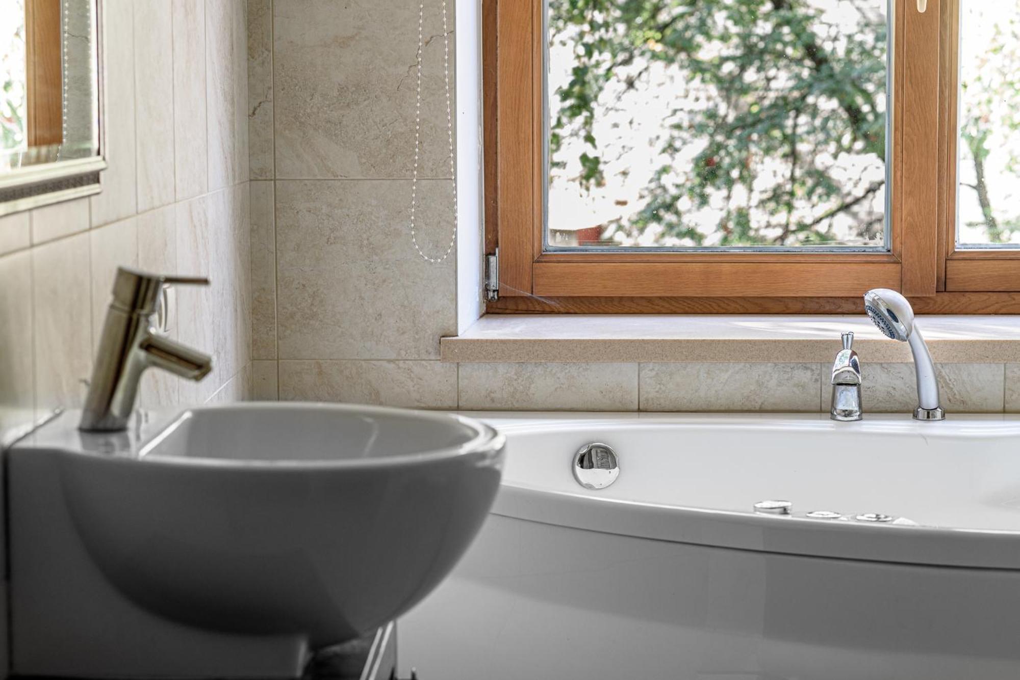 Jacuzzi Apartments X Free Parking X Self Check-In 24X7 By H&H Vilnius Bagian luar foto